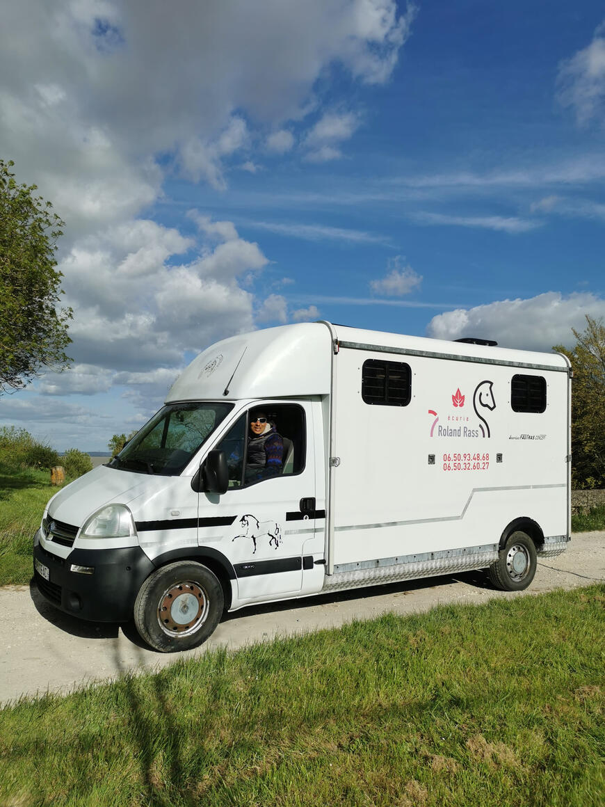 Votre transporteur en Gironde Transport équin Médoc - Camion VL Cheval'Go au départ de Saint-Yzans